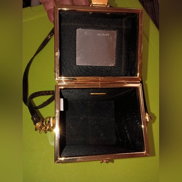 Adorable square clutch purse with shoulder strap. Interesting goldlined fabric - Picture 16 of 16